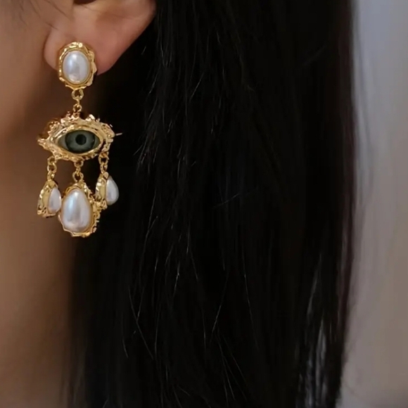 🆕️ Schiaparelli Style Elegant Gold and Pearl Evil Eye Drop Earrings NWOT - Picture 3 of 11